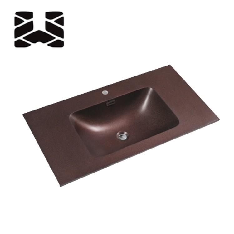 Punase vaiguga vannitoa tööpinnad