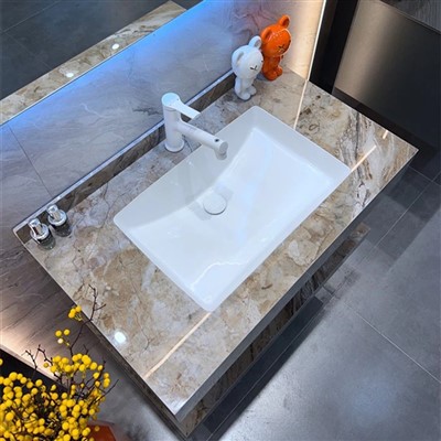 Klassikaline vannitoa kiltkivist kapp